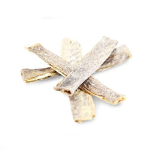 Nærbilde av Fish4Dogs Sea Jerky Fish Strips laget av fiskeskinn