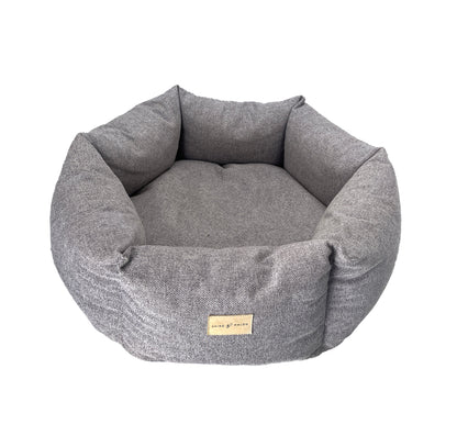 Hexa Rest hundeseng med kanter i slitesterkt stoff hvit bakgrunn