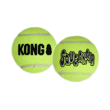 KONG AirDog Squeakair Ball apportball med pipelyd til hund nærbilde

