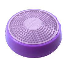 Nærbilde av KONG Licks Spinz som du kan fylle med hundesnacks