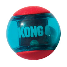 Nærbilde av KONG Squeezz Action Ball Red ballene