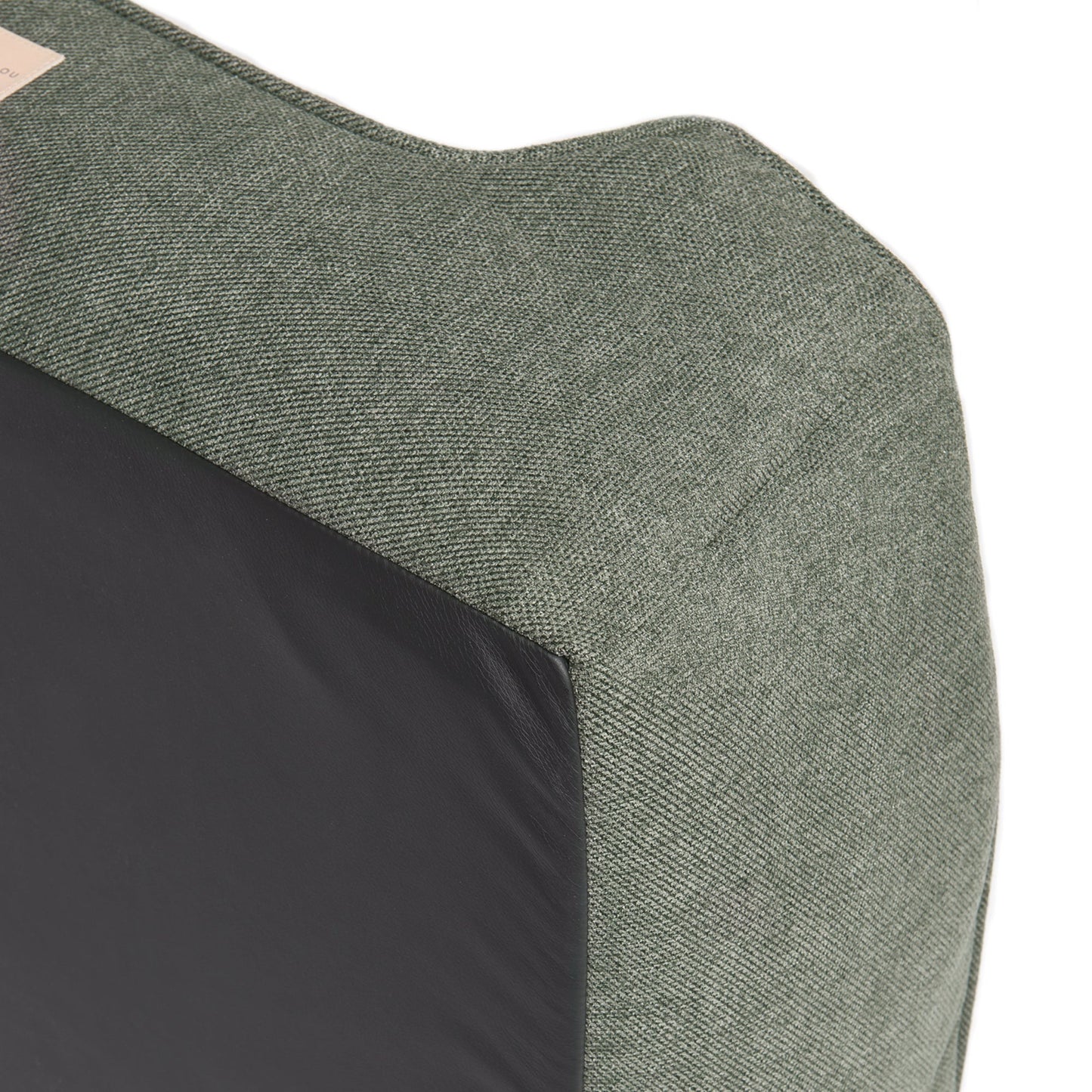 Mansion hundeseng med høye kanter i slitesterkt møbelstoff sett fra under.