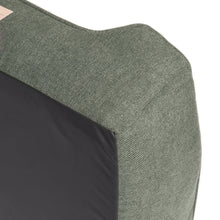 Mansion hundeseng med høye kanter i slitesterkt møbelstoff sett fra under.